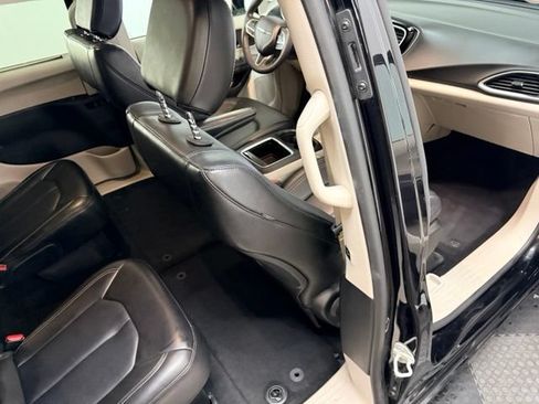 Used 2024 Chrysler Pacifica Touring-L FWD image 38