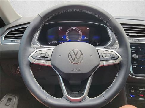 Used 2024 Volkswagen Tiguan SE w/ Panoramic Sunroof Package FWD image 16
