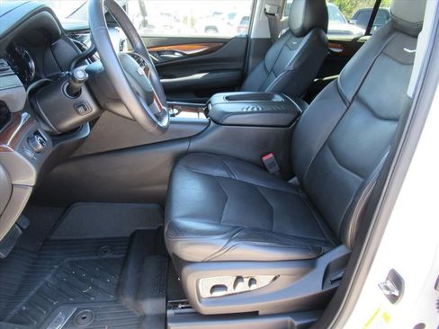 Used 2018 Cadillac Escalade Luxury image 15