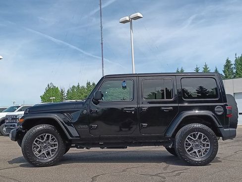 Used 2025 Jeep Wrangler Unlimited Sahara AWD/4WD image 23