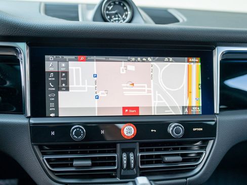 Certified 2025 Porsche Macan image 16