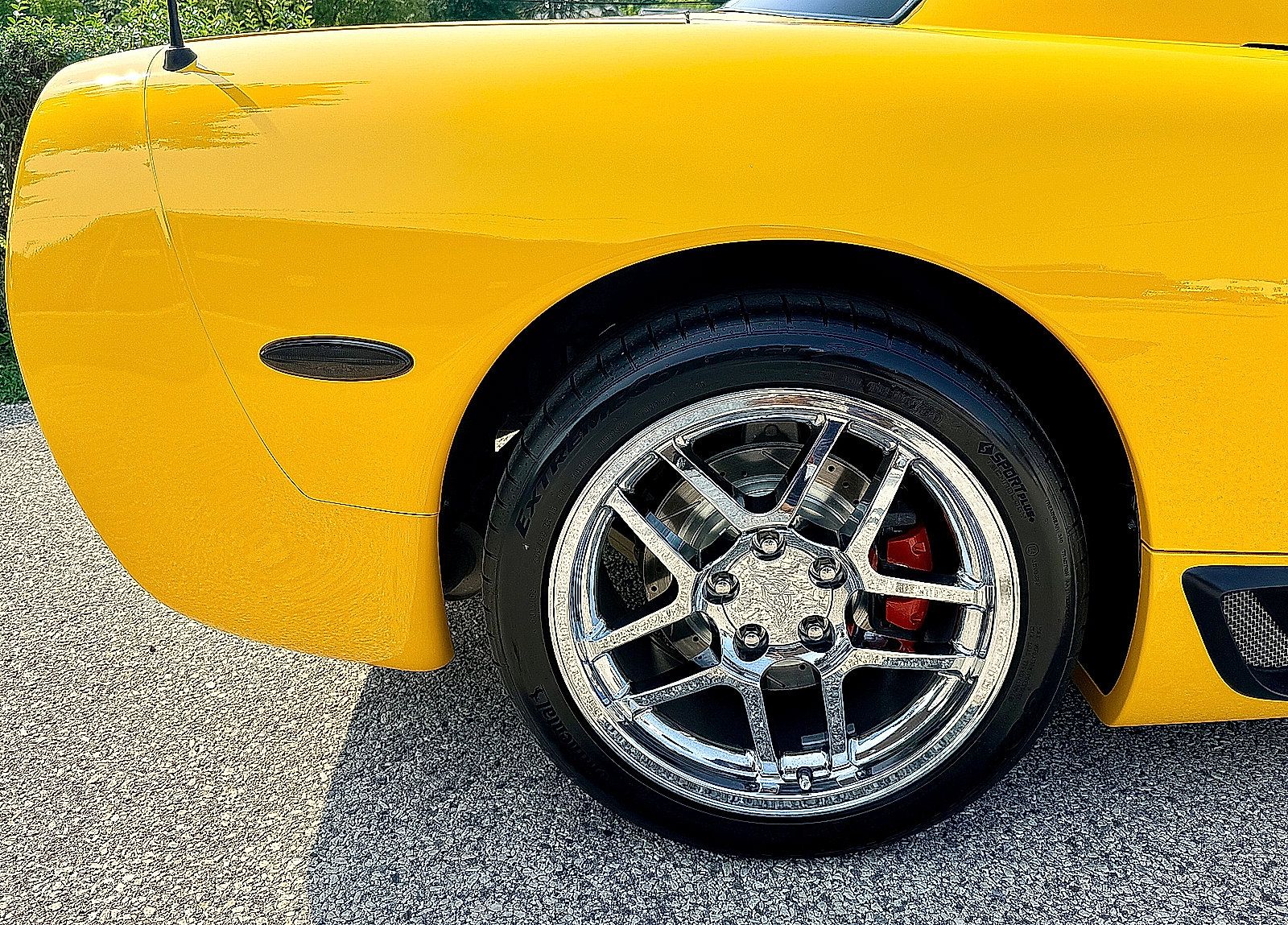 Used 2004 Chevrolet Corvette Z06 w/ Memory Package RWD image 12