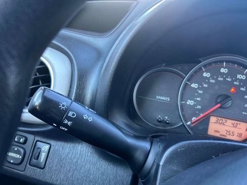 Used 2012 Toyota Yaris LE image 21