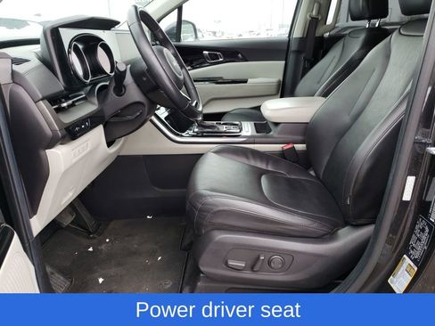 Used 2022 Kia Carnival EX image 16