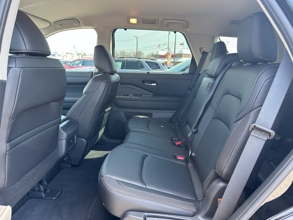 Used 2025 Nissan Pathfinder SL AWD/4WD image 10