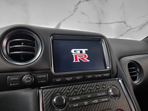 Used 2015 Nissan GT-R Premium image 23