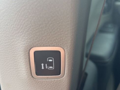 Used 2023 Chrysler Pacifica Touring-L FWD image 45