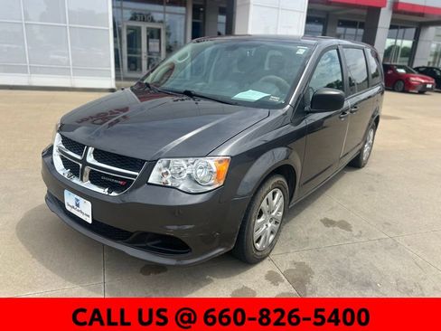 Used 2019 Dodge Grand Caravan SE w/ UConnect Hands-Free Group FWD image 2