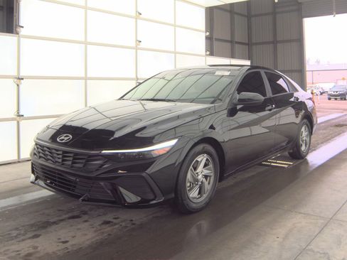 Used 2025 Hyundai Elantra SE FWD image 4