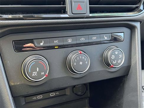 Certified 2022 Volkswagen Taos SE w/ IQ.Drive SE Package image 28