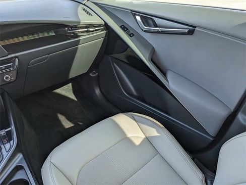 Certified 2024 Kia Niro EX Touring image 19