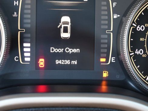 Used 2017 Jeep Cherokee Altitude AWD/4WD image 32