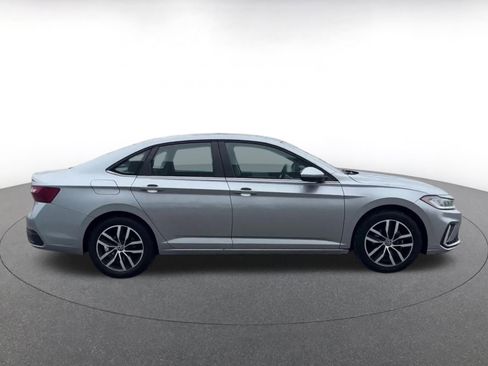 Used 2025 Volkswagen Jetta SE image 16