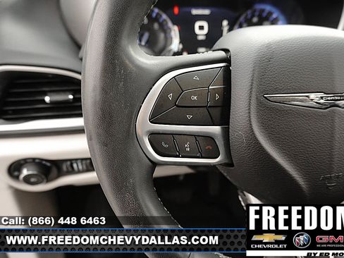 Used 2023 Chrysler Pacifica Touring-L FWD image 21