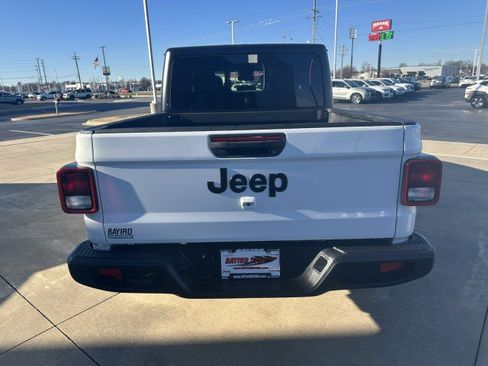 Used 2025 Jeep Gladiator Sport image 5
