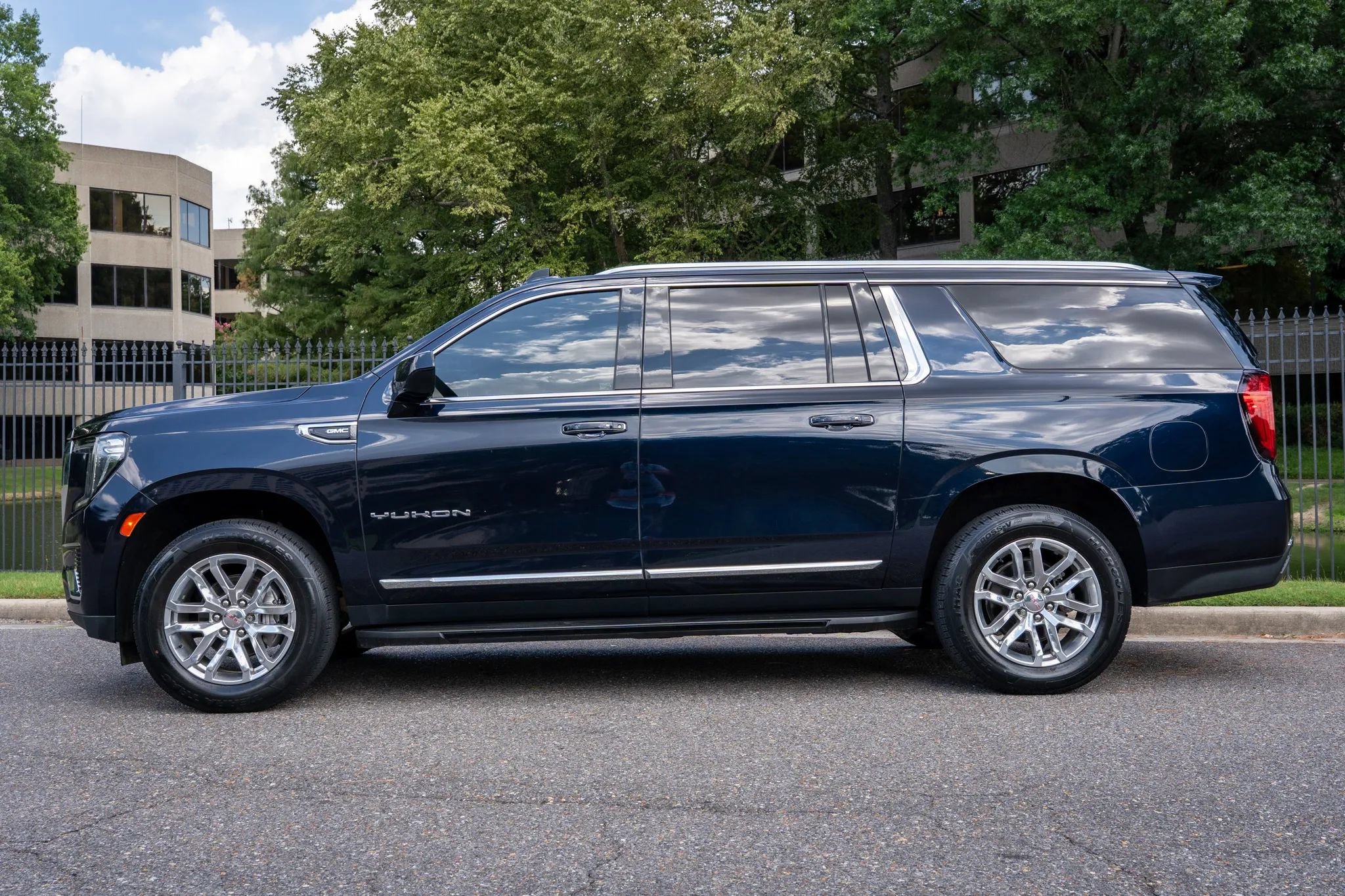 Used 2022 GMC Yukon XL SLT AWD/4WD image 9