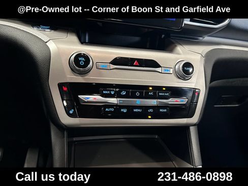 Used 2022 Ford Explorer XLT w/ Equipment Group 202A AWD/4WD image 19