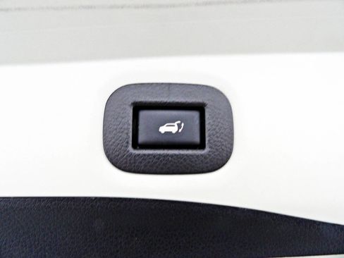 Used 2019 Nissan Rogue SV w/ Premium Package image 14