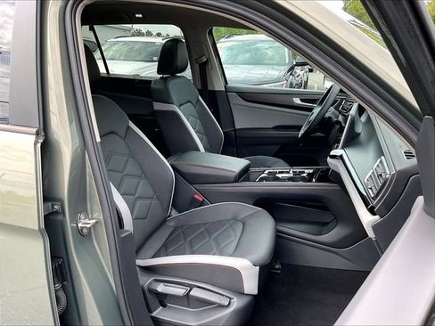 Used 2024 Volkswagen Atlas Peak Edition SE AWD/4WD image 19