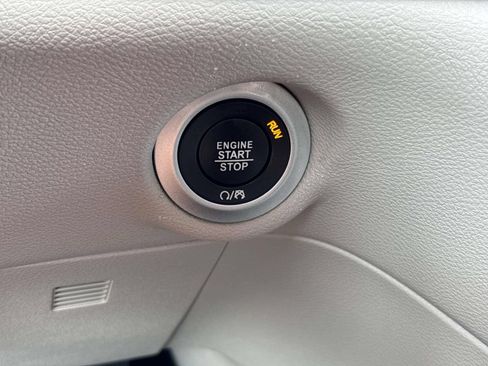 Certified 2024 Chrysler Pacifica Touring-L FWD image 28