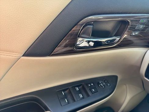 Used 2016 Honda Accord Touring image 11