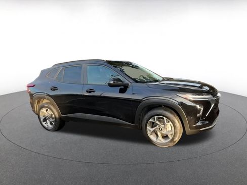 Used 2025 Chevrolet Trax LT image 2