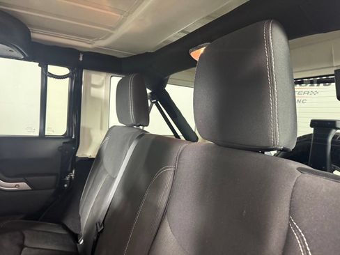 Used 2015 Jeep Wrangler Unlimited Sahara w/ Connectivity Group AWD/4WD image 19