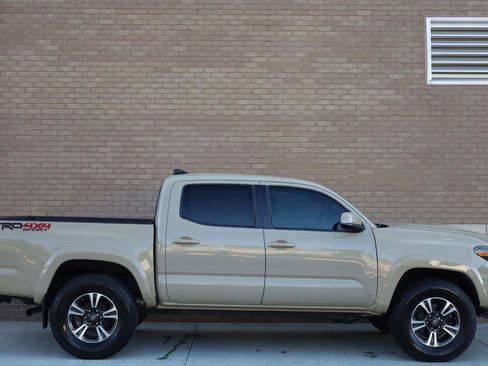 Used 2017 Toyota Tacoma TRD Sport w/ Tow Package (A/T) AWD/4WD image 2