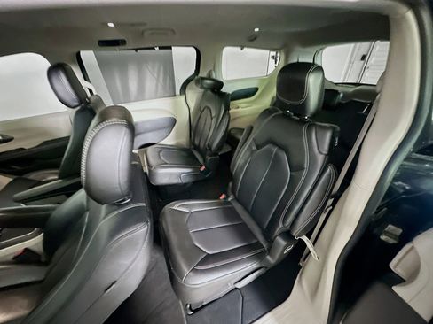 Used 2023 Chrysler Pacifica Touring-L image 25
