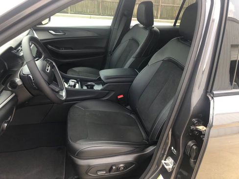 New 2025 Jeep Grand Cherokee Altitude image 12