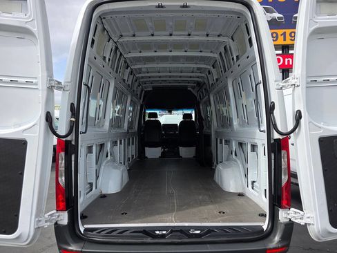 Used 2021 Mercedes-Benz Sprinter 2500 w/ Driver Convenience Package image 11