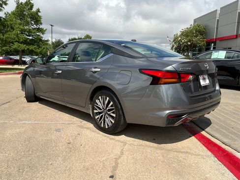 Used 2025 Nissan Altima 2.5 SV FWD image 8
