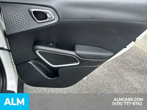 Used 2025 Kia Soul LX w/ LX Technology Package FWD image 18