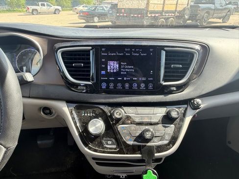 Used 2017 Chrysler Pacifica Touring-L FWD image 10