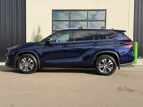 Used 2022 Toyota Highlander XLE image 2