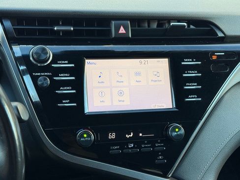 Used 2019 Toyota Camry image 14