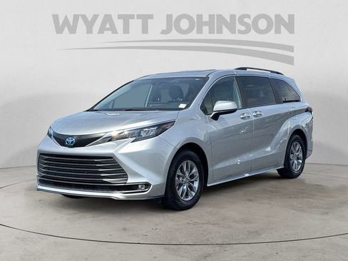 Used 2025 Toyota Sienna XLE FWD image 1