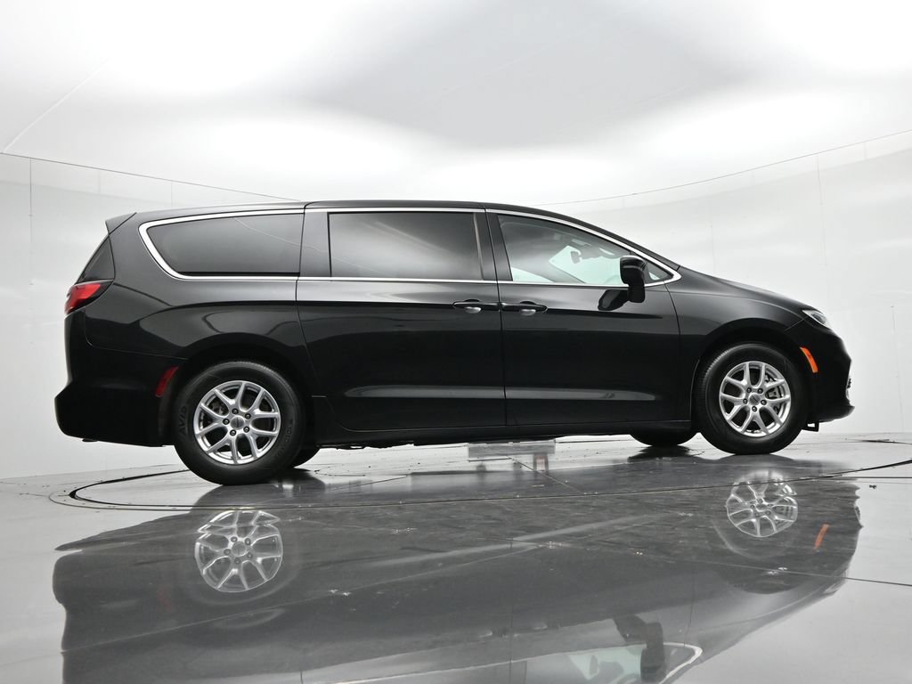 Used 2023 Chrysler Pacifica Touring-L FWD image 35