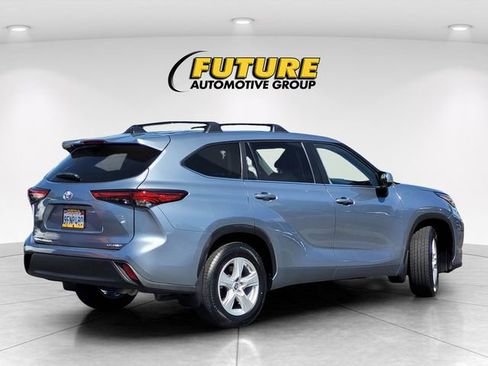 Used 2023 Toyota Highlander LE AWD/4WD image 4