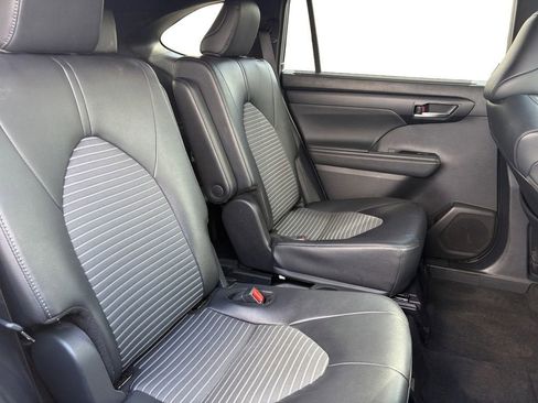 Used 2025 Toyota Highlander XSE AWD/4WD image 18