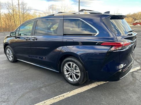 Certified 2024 Toyota Sienna Platinum image 3