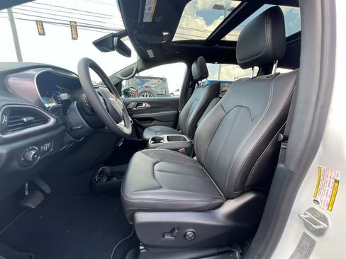 New 2026 Chrysler Pacifica Select image 10
