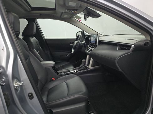 Used 2022 Toyota Corolla Cross XLE w/ Convenience Package image 9