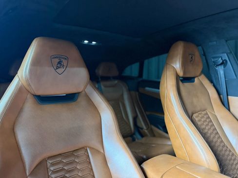Used 2019 Lamborghini Urus AWD/4WD image 23