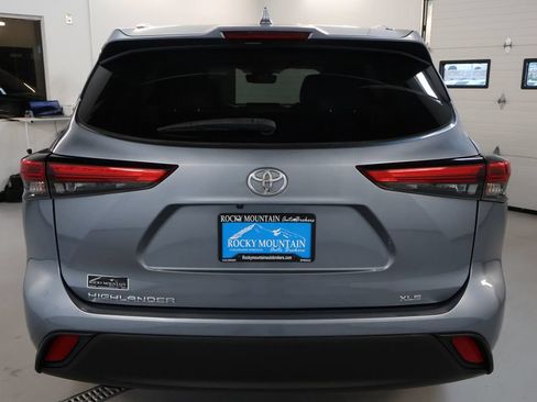 Used 2021 Toyota Highlander XLE AWD/4WD image 6