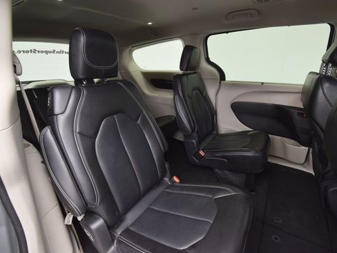 Used 2024 Chrysler Pacifica Touring-L image 21