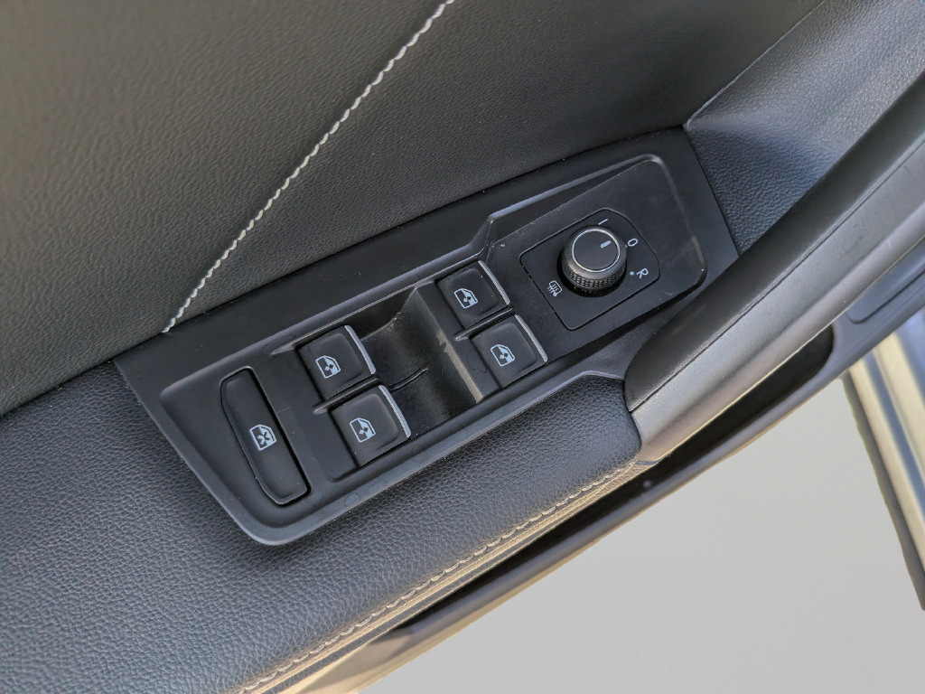 Certified 2023 Volkswagen Tiguan SE R-Line FWD image 18