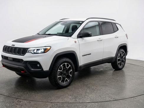 Used 2025 Jeep Compass Trailhawk image 3