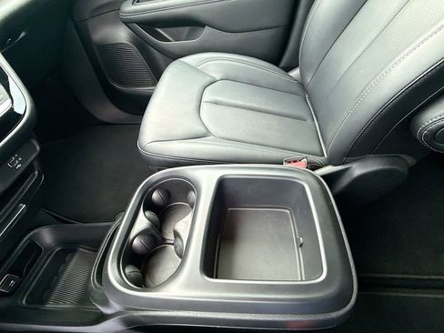 Used 2026 Chrysler Pacifica Select image 22