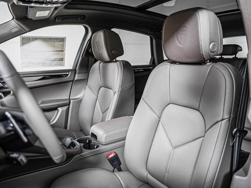 New 2026 Porsche Macan image 5